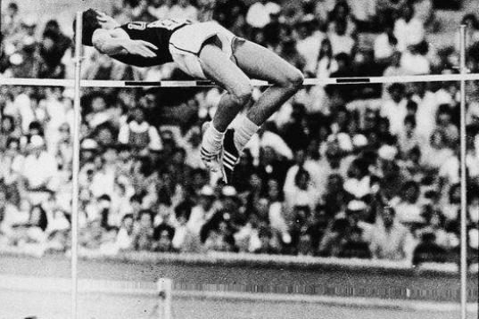 El estadounidense Dick Fosbury fue el primero en ejecutar el salto de altura impulsándose de espaldas. A partir de ese momento todos copiarían su técnica.