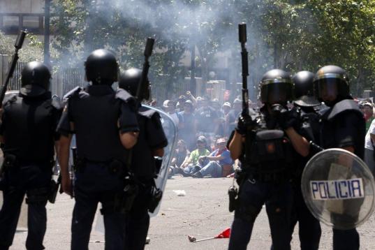 Los policías antidisturbios lanzan gases contra los mineros que han protestado contra los recortes en el sector