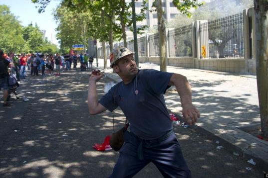 Un minero lanza piedras a los antidisturbios en la protesta contra los recortes de minería