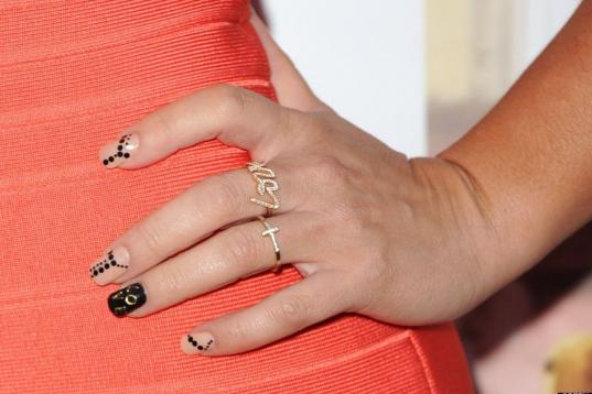 Jennifer Love Hewitt, la protagonista de 'Entre fantasmas', alterna un anillo con su apellido y su manicuro con lunares negros.