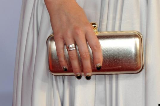 La actriz estadounidense Alexa Vega se pasea por la alfombra roja con esta manicura que difumina el negro.