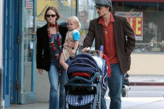 Johnny Depp y Vanessa Paradis pasean por las calles de Beverly Hills  con su hija mayor Lily Rose y el pequeño Jack.