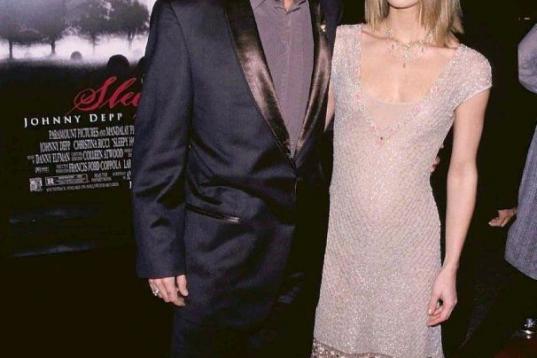 Johnny Depp y Vanessa Paradis en el estreno de Sleepy Hollow dirigida por Tim Burton. 