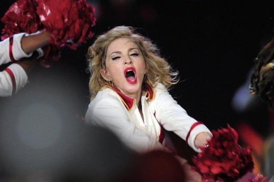 Madonna no dudó en ser una más entre sus bailarines con los pompones 