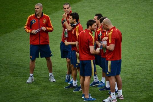 Los jugadores de España charlan antes del encuentro.