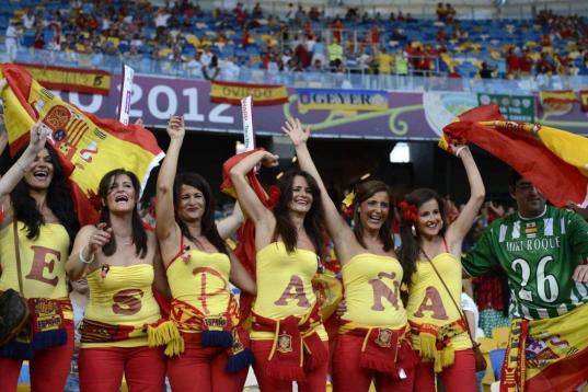 Afionados de España poco antes del inicio del partido. 