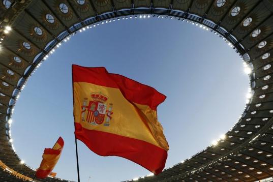 Una bandera de España en el estadio de Kiev.