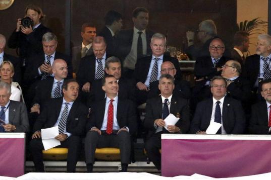 El presidente de la UEFA, Michel Platini, junto con el príncipe Felipe, el presidente de la RFEF, Ángel María Villar, el presidente del Gobierno de España, Mariano Rajoy y el primer ministro italiano, Mario Monti, entre otros. 