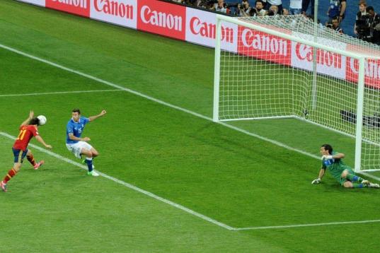 Momento en el que Silva remata de cabeza para marcar el primer gol.