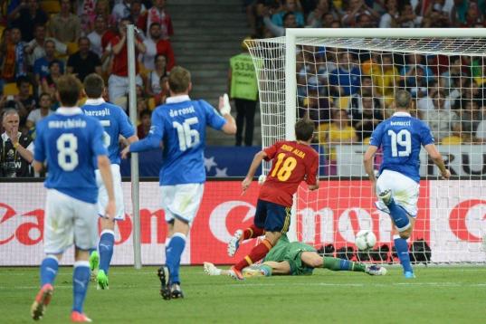Jordi Alba remata a gol tras un pase de Xavi. 
