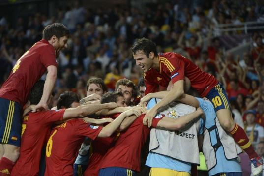 Los jugadores de la selección española celebran su triunfo.