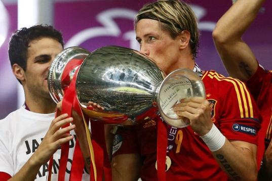 Fernando Torres besa el torneo junto a Cesc.