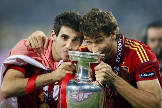 Javi Martínez y Fernando Llorente, los dos jugadores del Athletic de Bilbao, besan la copa