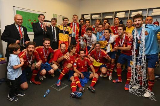 Los futbolistas celebran con el presidente del Gobierno, Mariano Rajoy, y el Príncipe Felipe, la victoria ante Italia. 