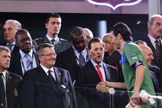 El portero de la Selección Italiana saluda al presidente del Gobierno