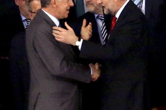 Monti y Rajoy se saludan amistosamente antes del encuentro