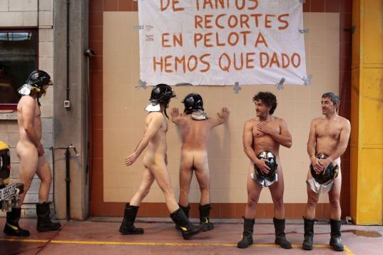 Bomberos de Mieres (Asturias) se han desnudado esta mañana en señal de protesta por los recortes anunciados por el Gobierno de España y que se unen a otros que dicen están sufriendo desde hace más de dos años.
