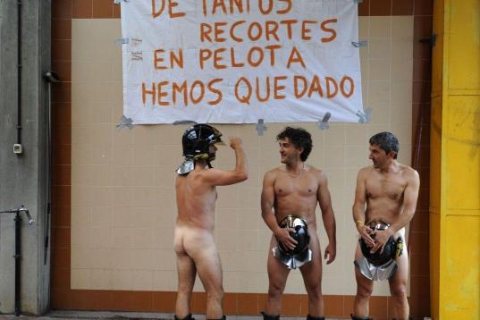 Bomberos de Mieres se desnudan para protestar contra los recortes