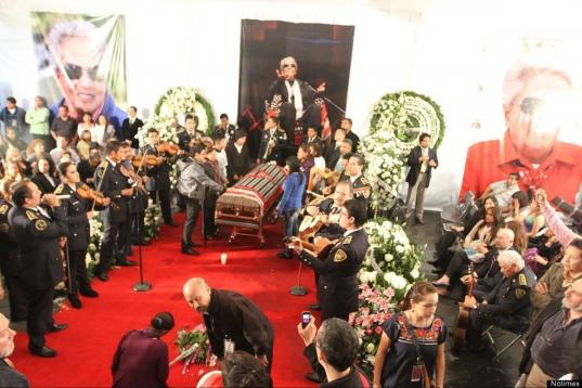 Cientos de seguidores dieron el último adiós a la cantante mexicana Chavela Vargas, en la Plaza Garibaldi, de la Ciudad de México, donde se le rindió homenaje póstumo a la intérprete que murió ayer a los 93 años de edad. (Agosto 7, 2012)