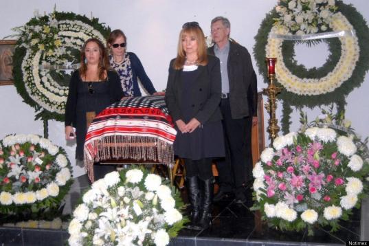 Aspecto del interior de la capilla donde amigos y familiares velan los restos de la cantante Chavela Vargas, fallecida la víspera a los 93 años de edad. 