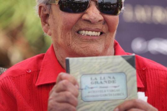 Chavela Vargas muestra su álbum "La Luna Grande".