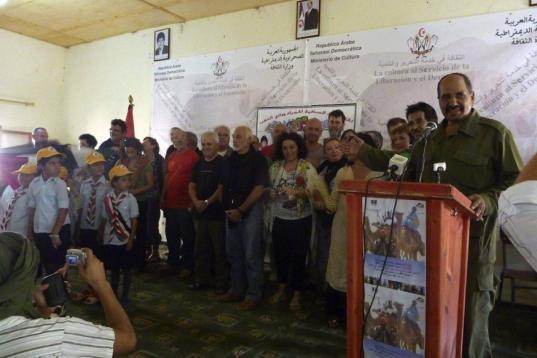 Los cooperantes españoles desplazados a los campamentos de refugiados saharauis han sido recibidos hoy como héroes entre fuertes medidas de seguridad adoptadas por la policía del Frente Polisario para evitar el riesgo de secuestro. En la imag...