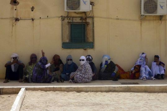 Los cooperantes españoles desplazados a los campamentos de refugiados saharauis, en la imagen un grupo de saharauis, fueron recibidos el martes como héroes entre fuertes medidas de seguridad adoptadas por la policía del Frente Polisario para ...