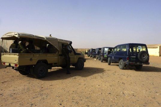 Los cooperantes españoles desplazados a los campamentos de refugiados saharauis han sido recibidos como héroes entre fuertes medidas de seguridad adoptadas por la policía del Frente Polisario para evitar el riesgo de secuestro. En la imagen c...