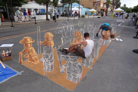 El pintor urbano junto a unos amigos dibujando 