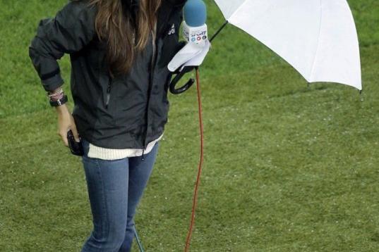 Sara Carbonero se cubre con un paraguas antes de entrar en directo