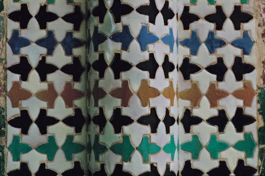 Detalles de los mosaicos nazaríes que adoran algunas columnas de La Alhambra