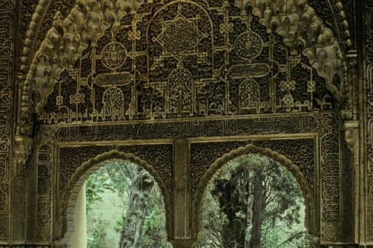 Sobre los ventanales se encuentran unos arcos apuntados mocárabes, con inscripciones de alabanza a Dios, a Mohamed V y poesías.