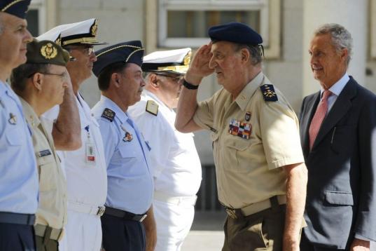 El Rey saluda a los mandos militares en presencia del ministro de Defensa, Pedro Morenés.