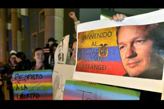 Ecuatorianos apoyando la causa del fundador de Wikileaks