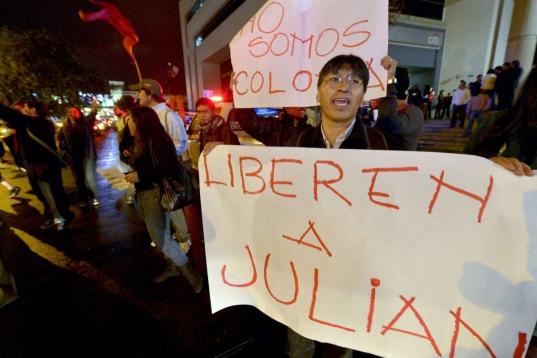 Manifestantes en Ecuador a las puertas de la embajada de Londres en la capital ecuatoriana
