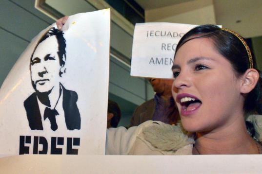 Una joven ecuatoriana reclama libertad para el fundador de Wikileaks