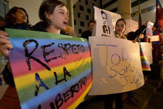 Un grupo de ecuatorianos se manifiestan delante de las puertas de la embajada de Londres en Quito