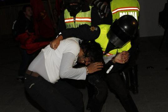Manifestantes ecuatorianos chocan con la policía afuera de la Embajada del Reino Unido hoy, miércoles 15 de agosto de 2012, en Quito, Ecuador