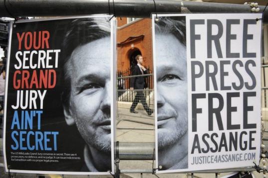 Delante de la embajada de Ecuador se puede observar varias pancartas apoyando a Julian Assange