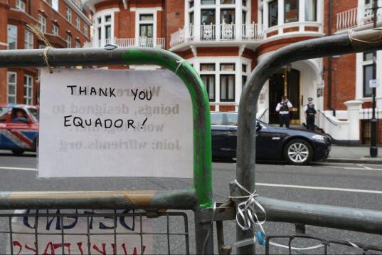 Una pancarta agradece a Ecuador su apoyo con el fundador de Wikileaks