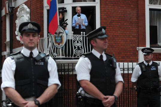 La Policía ha rodeado la Embajada.
