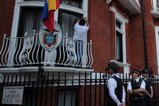 Un operario trabaja en el balcón donde ha comparecido Assange.
