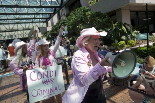 Manifestantes de del Pink Code se reúnen durante la Convención Nacional Republicana en 28 de agosto de 2012 en el centro de Tampa, Florida. Los manifestantes protestaron por la participación en las guerras de plomo de Estados Unidos en Afgani...