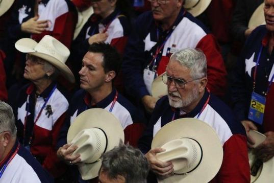 Los miembros de la delegación de Texas pronuncian el juramento durante la Convención Nacional Republicana.

