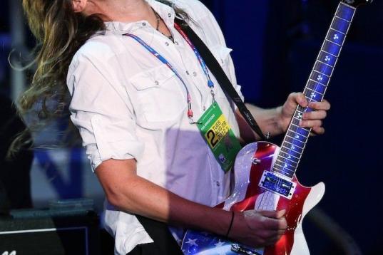 El guitarrista Joel Hoekstra toca durante una prueba de sonido durante la Convención Nacional Republicana. 