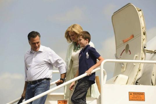 El gobernador de Massachussets y candidato a la presidencia de Estados Unidos, Mitt Romney, su esposa, Anne Romney, y uno de sus nietos descienden del avión a su llegada a Tampa. 