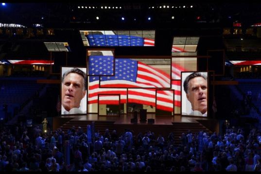 El público asistente observa un video del candidato a la presidencia de EE.UU., Mitt Romney, durante la Convención Nacional Republicana