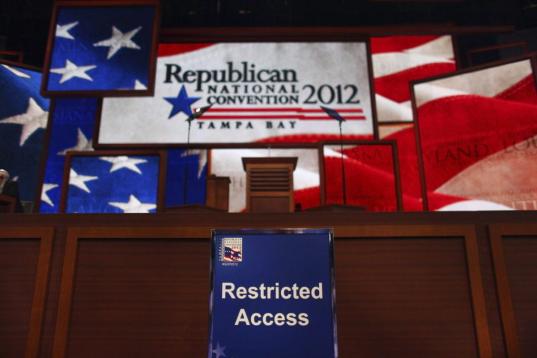 Vista de los sillones vacíos de los ponentes de la Convención Nacional Republicana en el Tampa Bay Times Forum 
