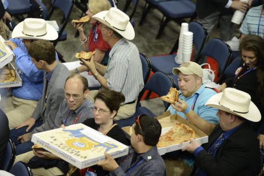 Varios delegados republicanos de Texas meriendan antes del comienzo de la Convención