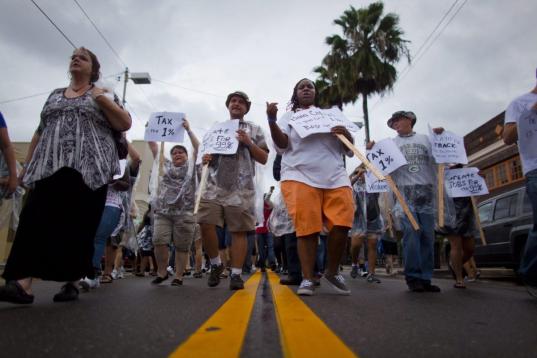 Manifestantes protestan contra la Convención Nacional Republicana en Ybor City, Florida (EE.UU.).